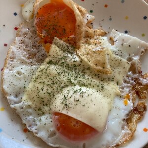 チーズとブラックペッパーの目玉焼き